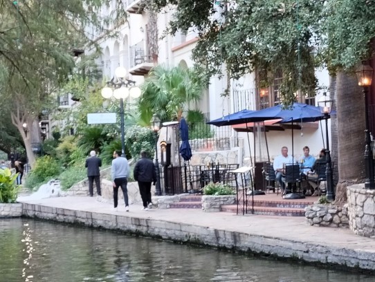 San Antonio Riverwalk Hotels with Pet-Friendly Policies